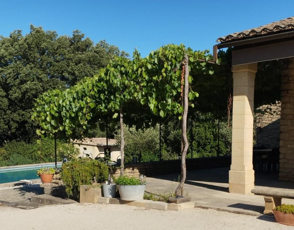 UZES Maison de caractère avec piscine 3