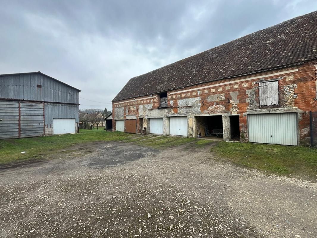 Corps de ferme avec maison, bâtiments 30 garages et hangar aménagé