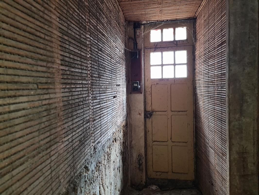 LES ANDELYS A voir rapidement : Situé au petit Andelys - Bâtiment de 33.30 m2 à rénover viabilisé en eau + électricité - possibilité de faire 2 étages : Prix 56.990 2