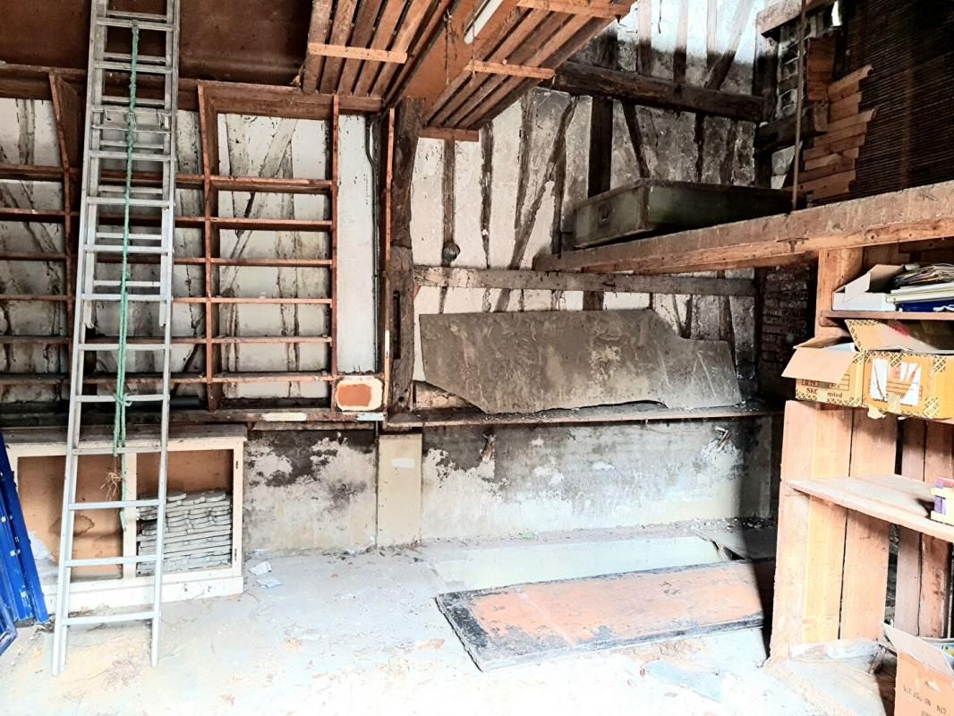 LES ANDELYS A voir rapidement : Situé au petit Andelys - Bâtiment de 33.30 m2 à rénover viabilisé en eau + électricité - possibilité de faire 2 étages : Prix 56.990 3