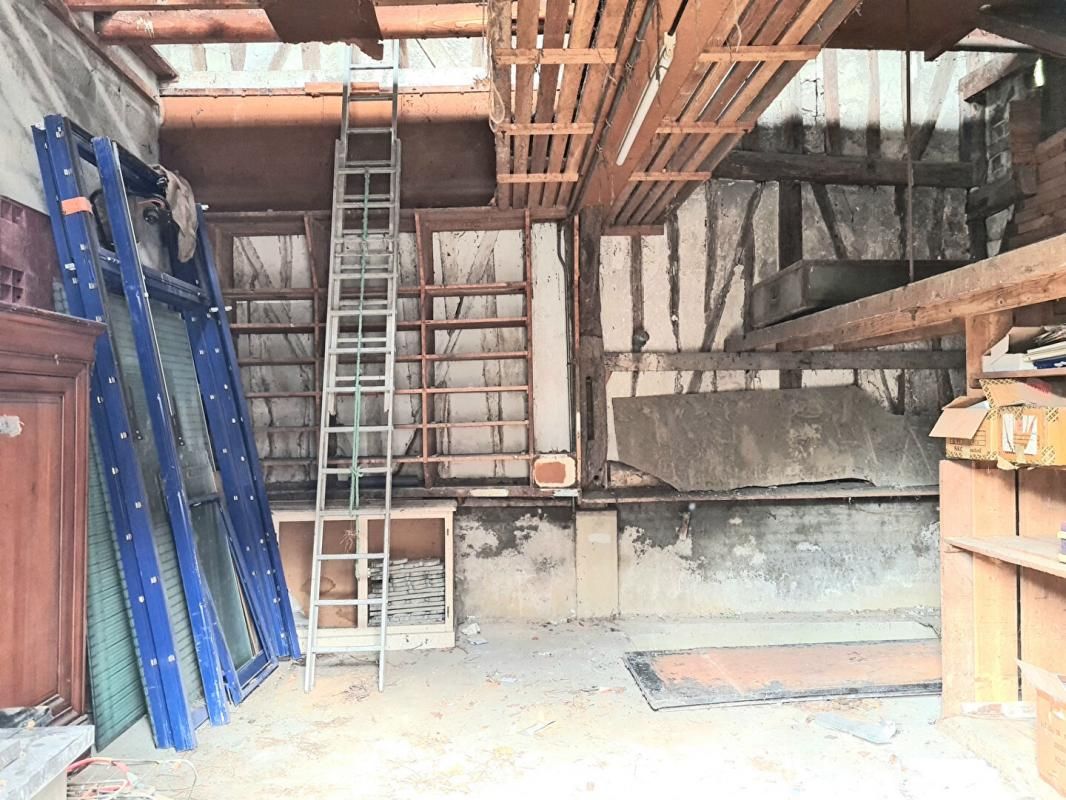 LES ANDELYS A voir rapidement : Situé au petit Andelys - Bâtiment de 33.30 m2 à rénover viabilisé en eau + électricité - possibilité de faire 2 étages : Prix 56.990 4