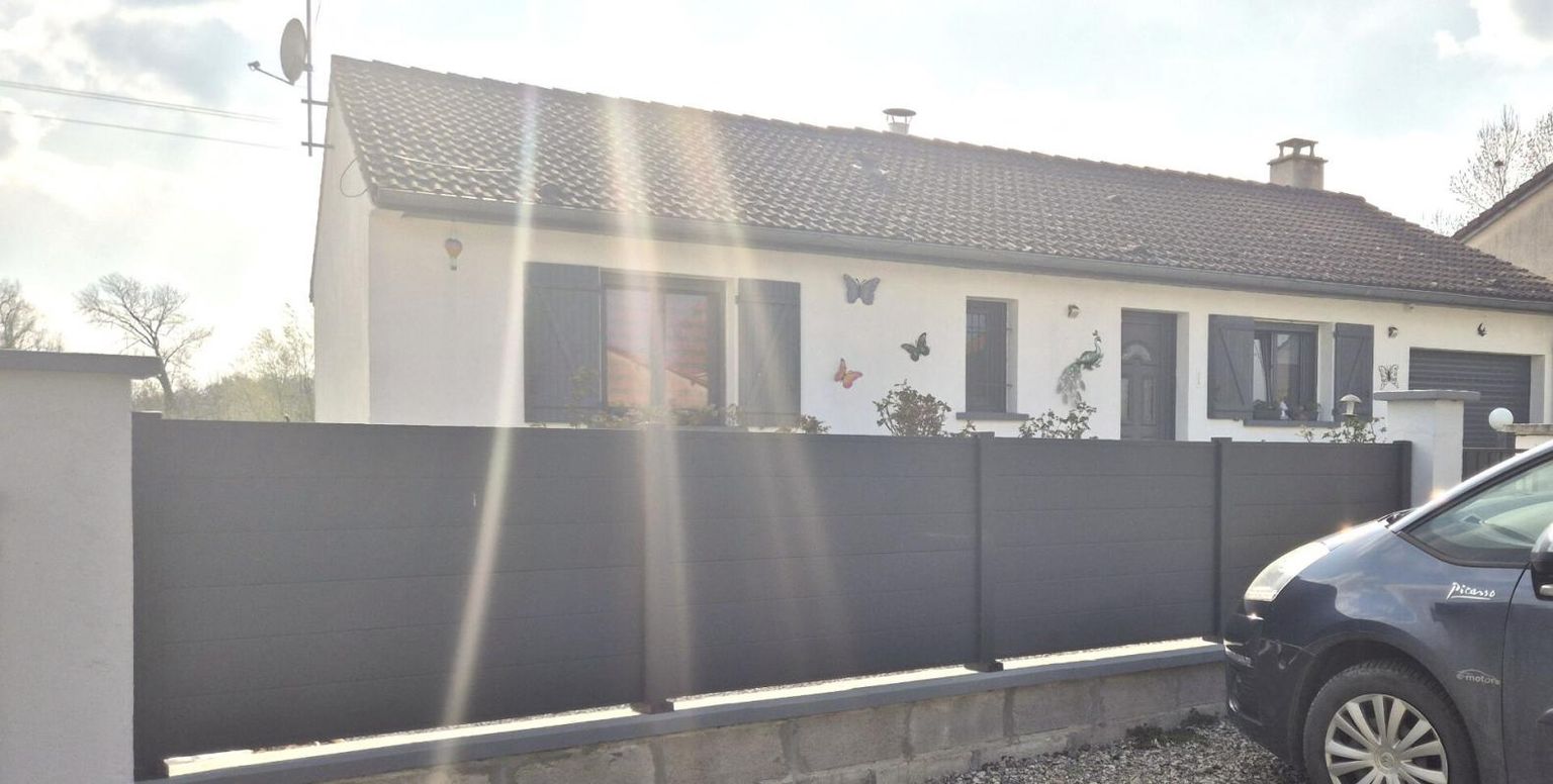 Belle Maison Individuelle ou Pavillon de 85 m² de Plain-pied Rénové avec Goût, avec Cour, Garage, Terrasse, Dépendance et Terrain clos et arboré de 3399 m²