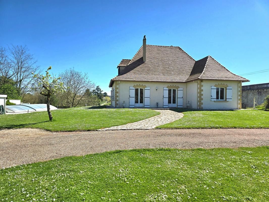 Maison Périgourdine de type 5, sur un terrain de 2340 m², piscine et car port