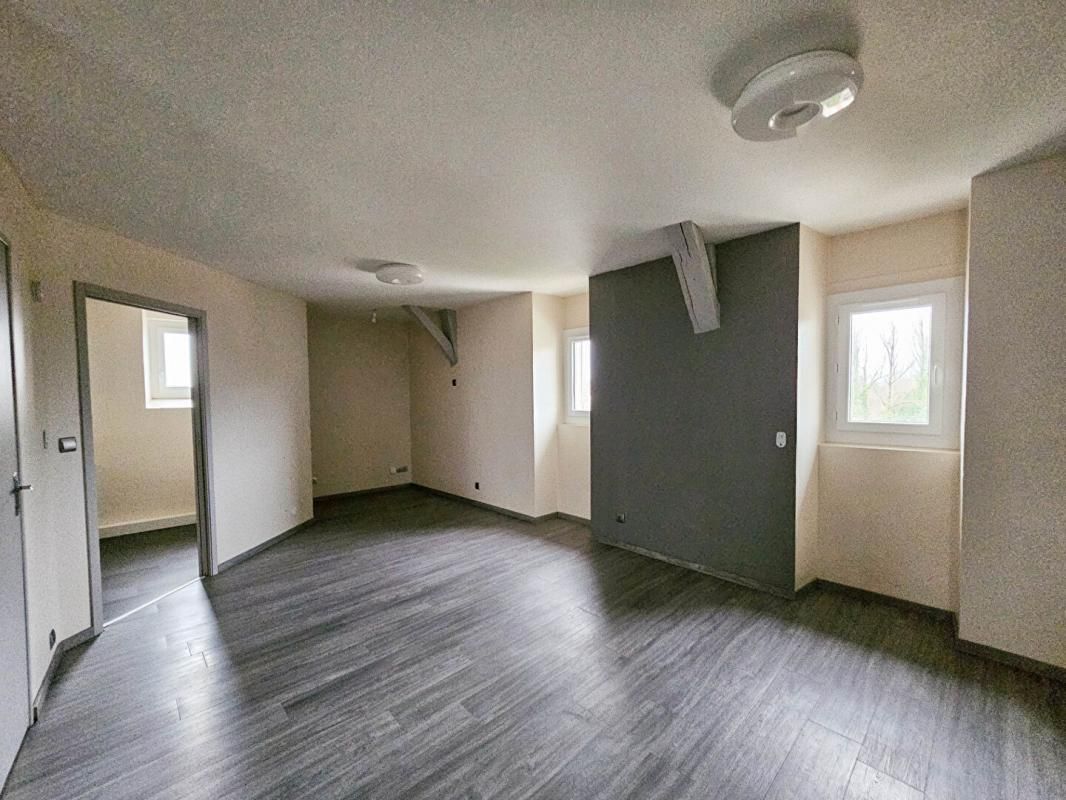 5 min BRIVE OUEST : Apt T2 de 65 m² à vendre - DERNIER ÉTAGE - EN TRES BON ÉTAT GÉNÉRAL - EN BORD DE VEZERE