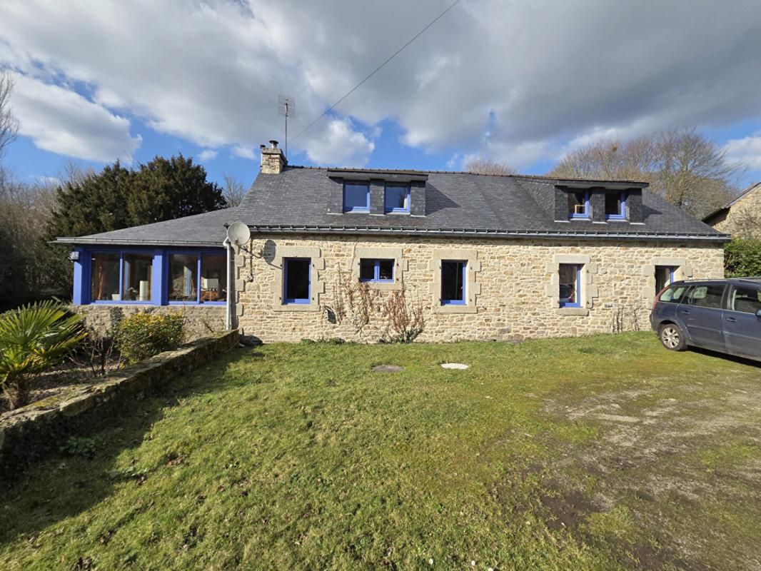 Charmante Longère en pierre de 5 pièces (120 m2 habitable) avec un bel étang dans le Morbihan - 56620 PRIZIAC proche du Faouët et de Plouay