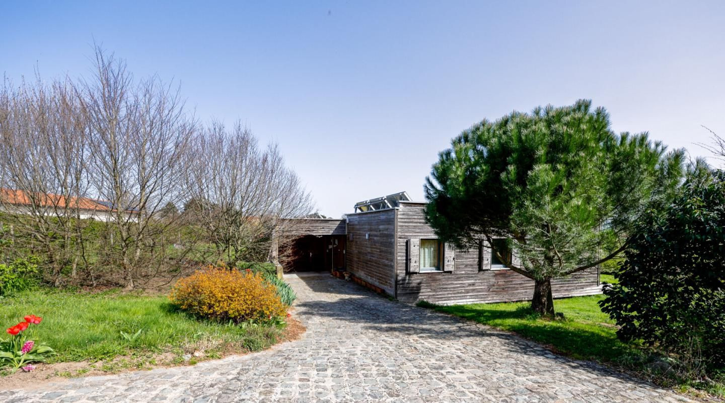 TARARE Superbe maison d'architecte sur 2800 m² de terrain 3