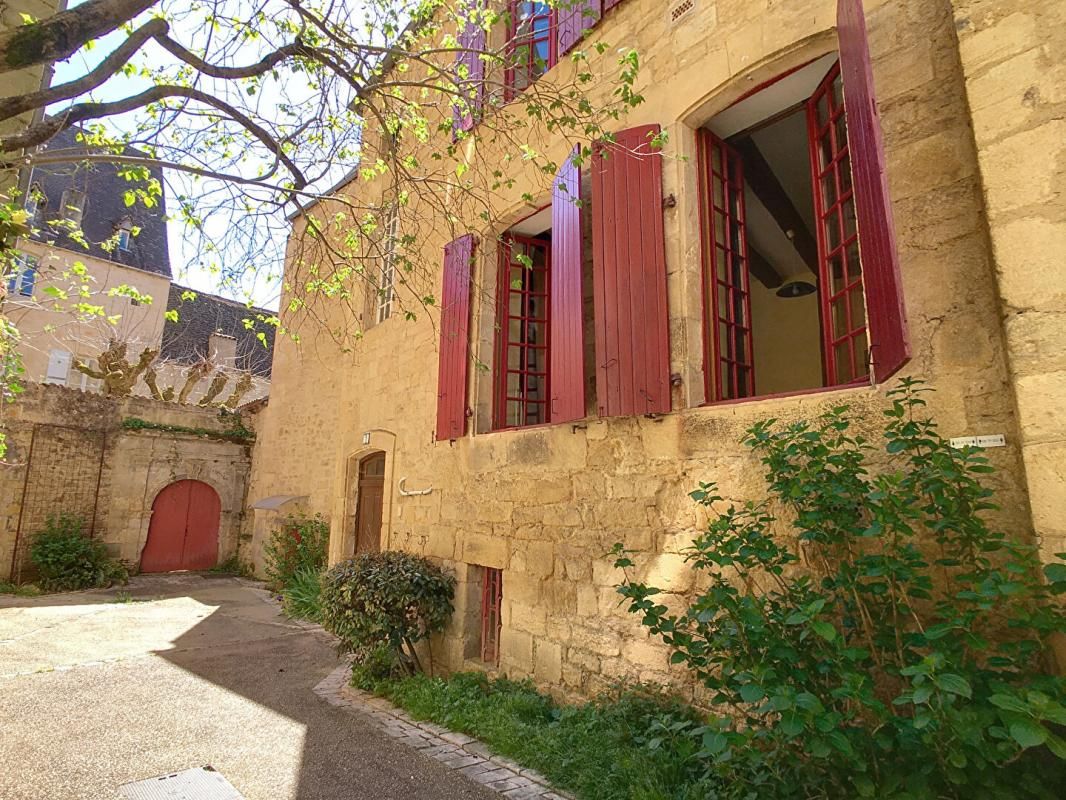 SARLAT-LA-CANEDA Bâtiment composant de 4 appartement au centre de Sarlat-la-Canéda 2