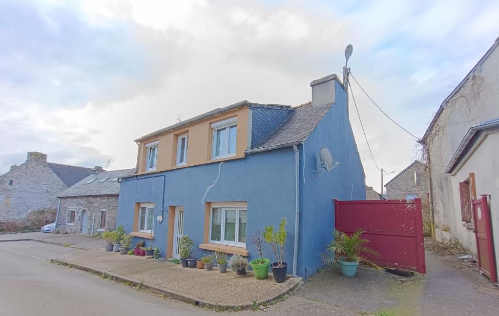 29530 Landeleau maison de bourg avec 2 chambres chauffage granulés et panneaux solaires