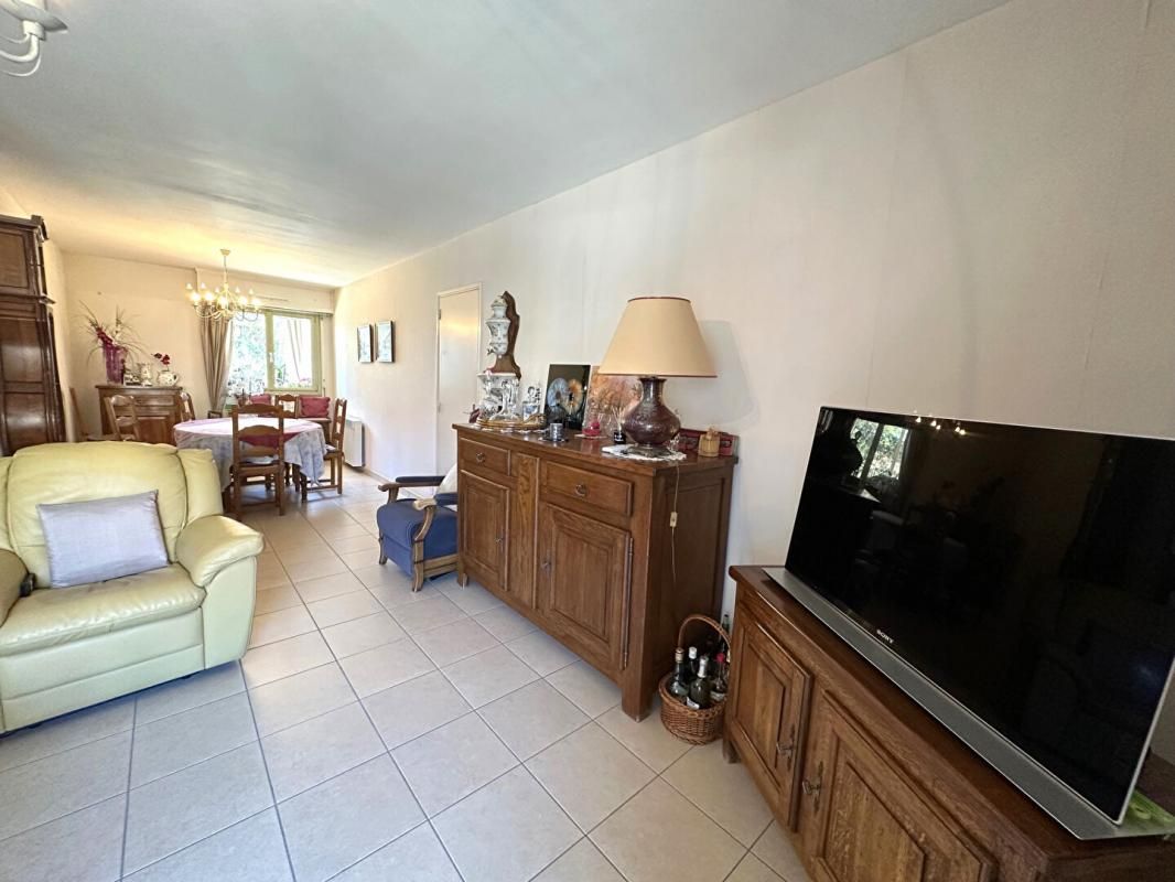 LES ADRETS-DE-L'ESTEREL APPARTEMENT T4 en rez de chaussée + Parking + Caves privatives 4