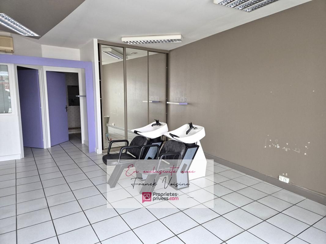 SAINT-MICHEL-MONT-MERCURE A VENDRE en EXCLUSIVITE à Saint Michel Mont Mercure - Sèvremont , Local commercial de 60 m2 env - Libre de locataire 2