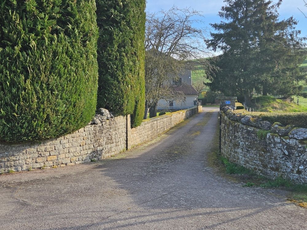 ESCLES Maison 13 pièces avec terrain de 12 Ha 2