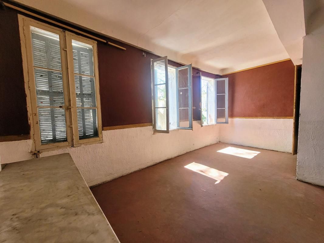 BRIGNOLES BRIGNOLES (VAR) - Bâtisse à rénover d'une superficie d'environ 120m² 2