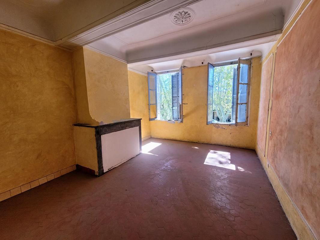 BRIGNOLES BRIGNOLES (VAR) - Bâtisse à rénover d'une superficie d'environ 120m² 4