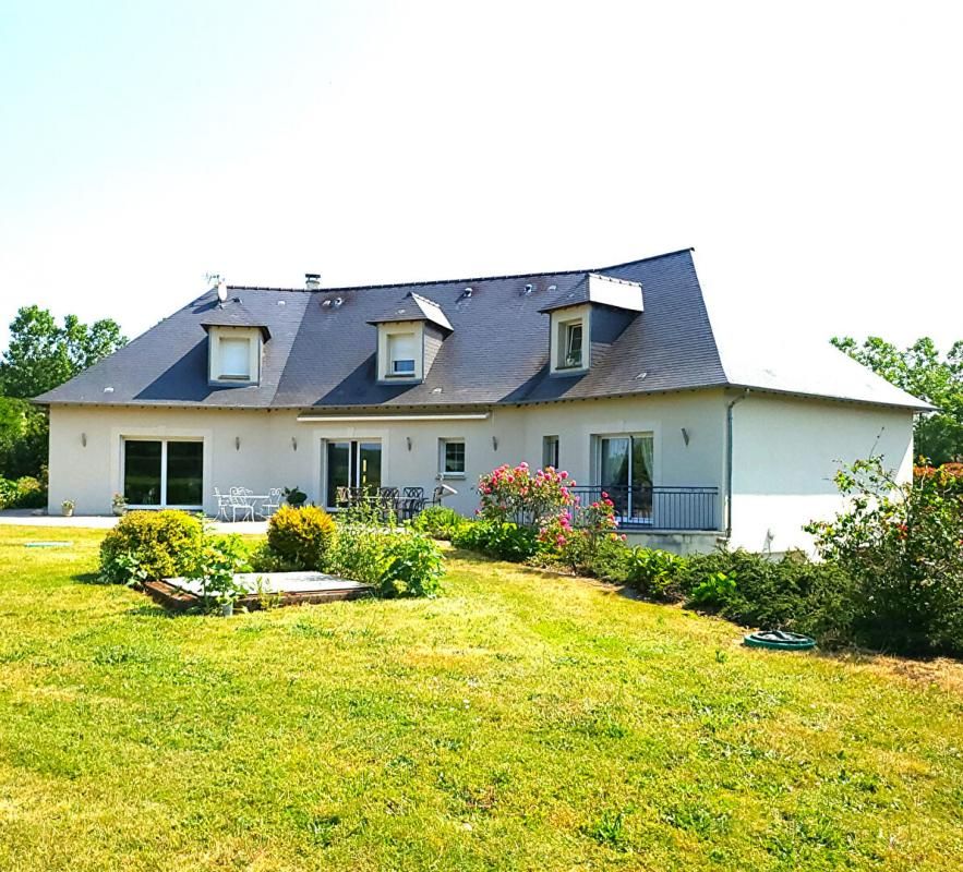 Vente en nue-propriété avec réserve d'usufruit au profit d'une Femme de 84 ans, Propriété, Sylvains-les-Moulins (27240), maison 178 m², maison 80 m², 2 appartements T2 39 m² et 40 m², sous-sol, dépendance, petit étang, terrain clos de 3 5040 m². Prix HAI