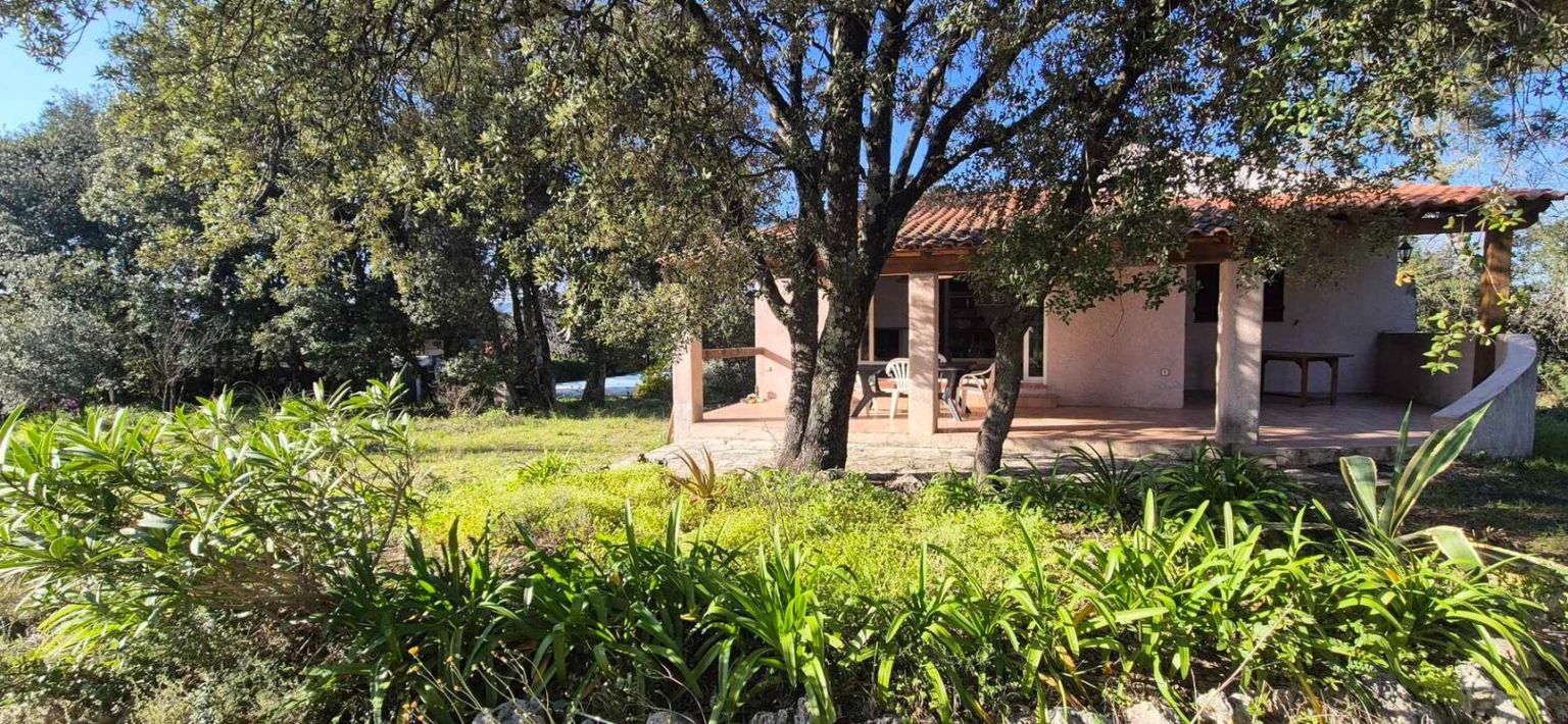 Magnifique villa à vendre à Bagnols-en-Forêt sur 2500 m² de terrain avec piscine