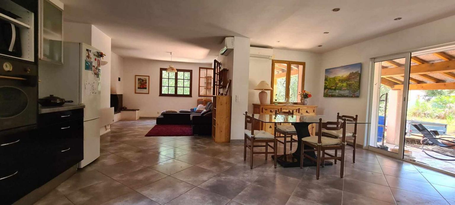 BAGNOLS-EN-FORET Magnifique villa à vendre à Bagnols-en-Forêt sur 2500 m² de terrain avec piscine 3
