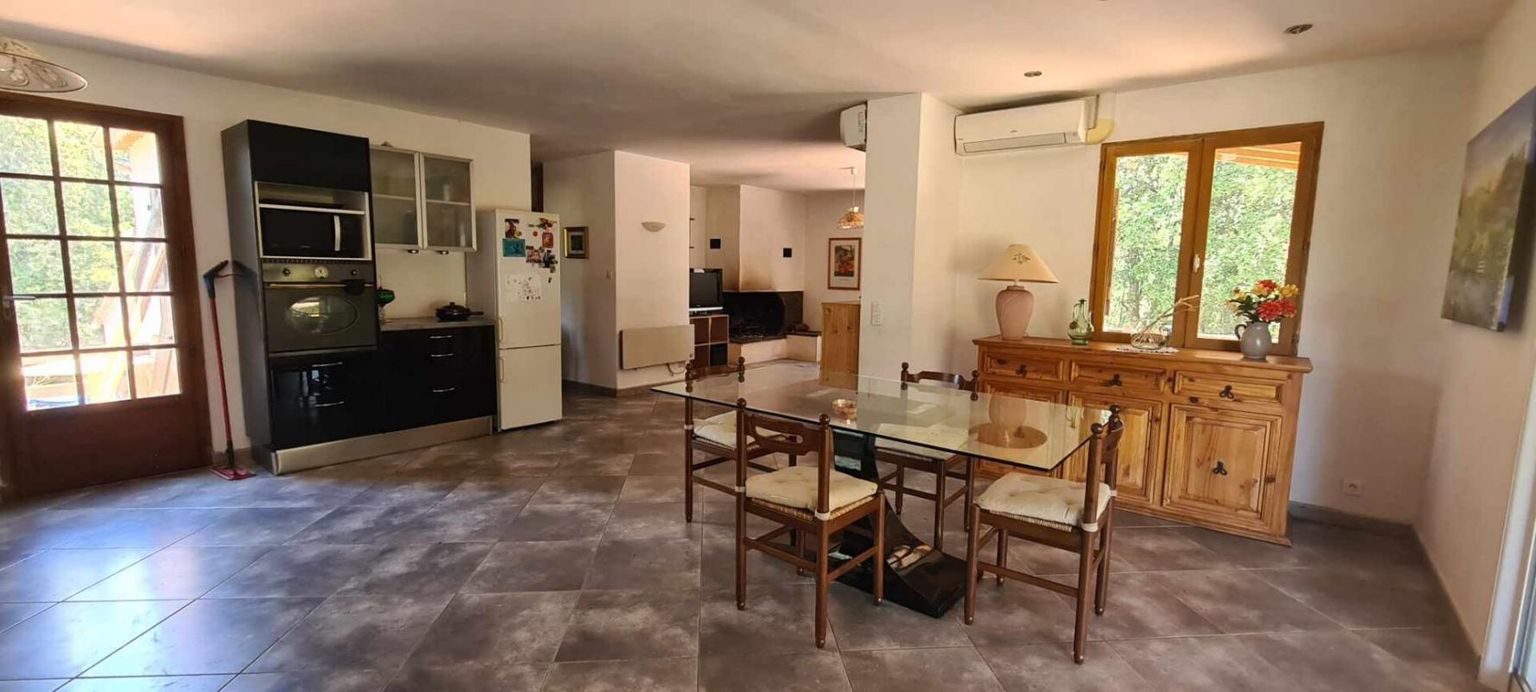 BAGNOLS-EN-FORET Magnifique villa à vendre à Bagnols-en-Forêt sur 2500 m² de terrain avec piscine 4