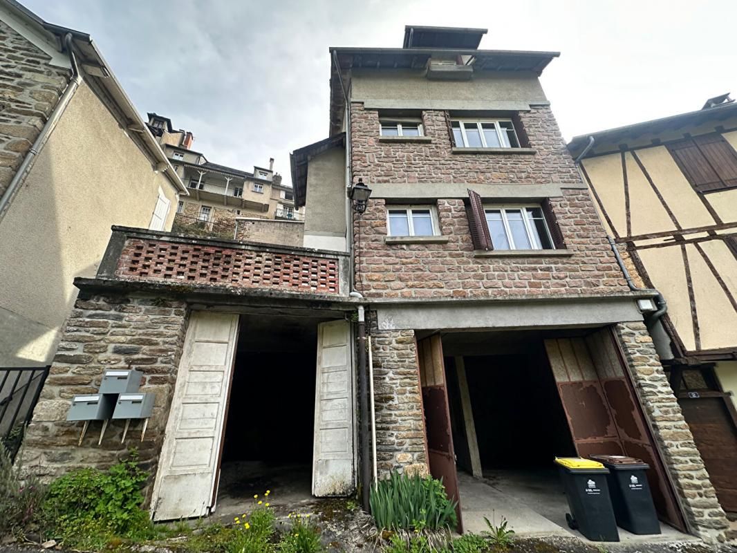 Immeuble de Rapport à Uzerche / 3 Appartements + Garages + Dépendance