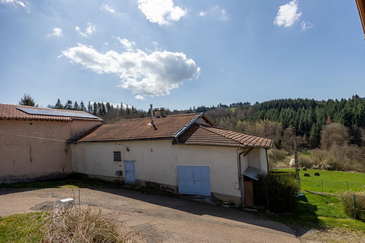 TARARE Charmante maison de hameau sur 1098 m² de terrain avec vue 3