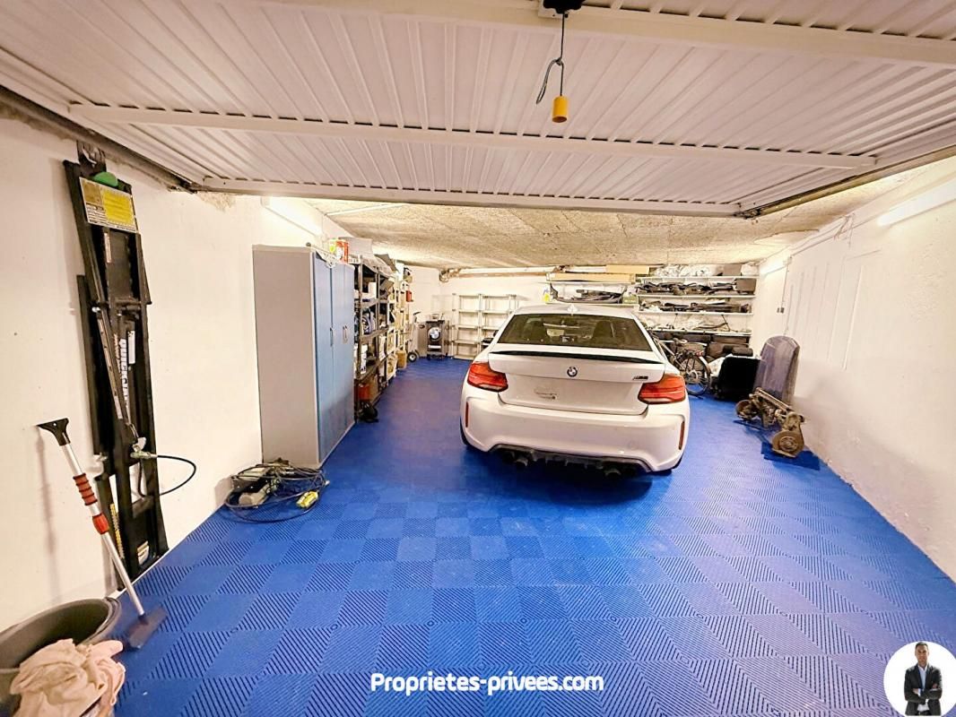 MANDELIEU-LA-NAPOULE Garage TRIPLE 46 m² avec Borne Electrique et dalles au sol 2