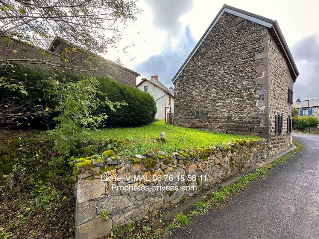CEYSSAT Maison de pays 6 pièces d'env 300 m2 sur terrain 344 m2 2