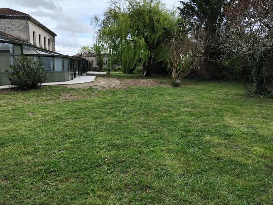 SAINT-CHRISTOLY-MEDOC Deux maison de plus de 500 m² et une dépendance sur parcelle de 4360 m² 2