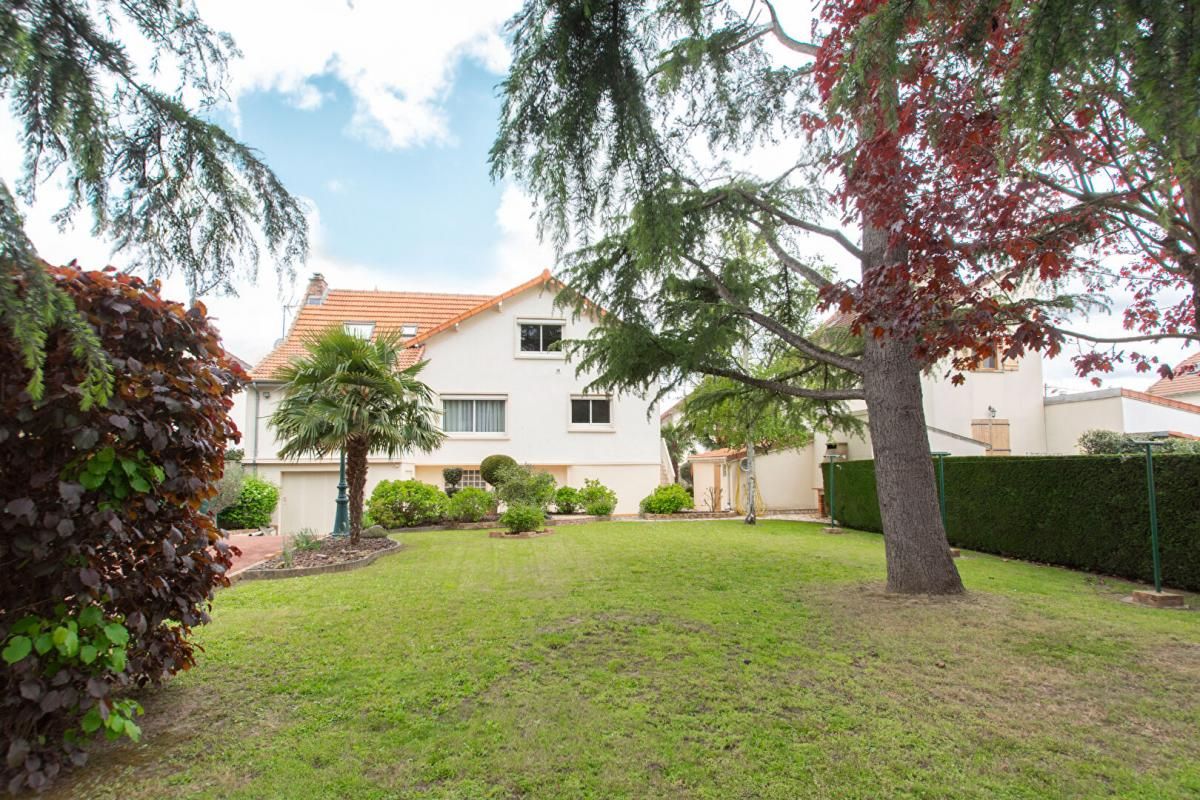 BRETIGNY-SUR-ORGE Maison Bretigny Sur Orge 11 pièce(s) 232 m2 2