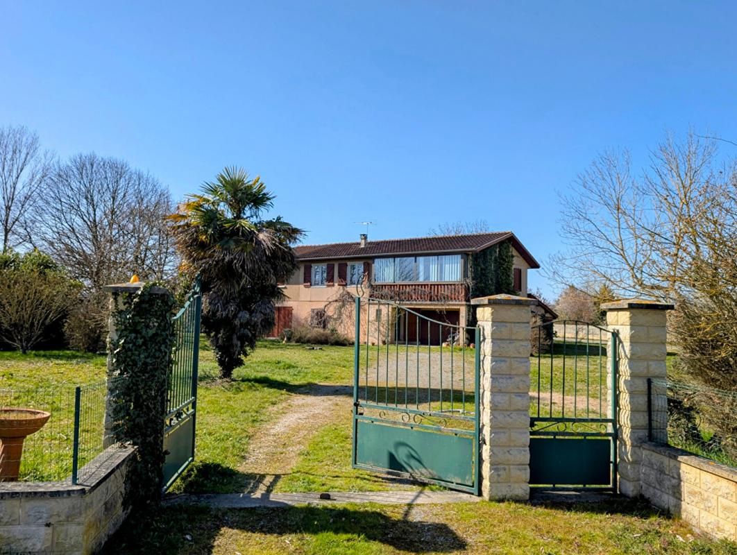 Maison 4 chambres de 116 m2 sur terrain de 2697 m² avec 2 garages