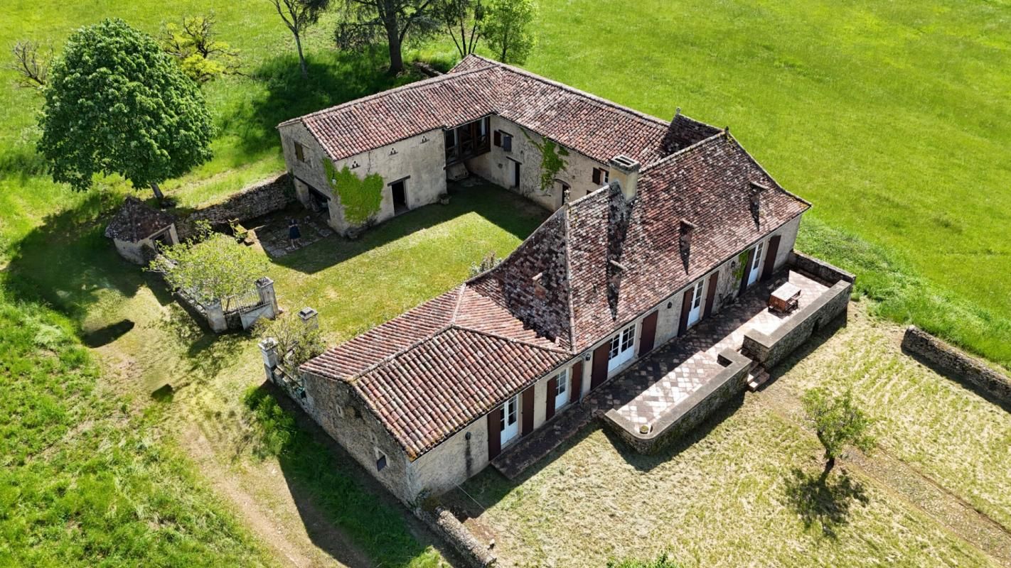 LE BUISSON-DE-CADOUIN Ancien corps de ferme avec piscine 3