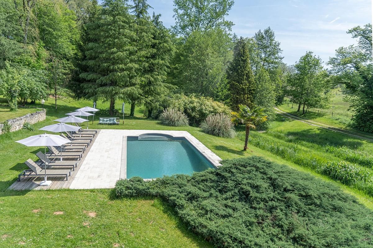 CAHORS Ancien moulin restauré avec gîtes, salles de réceptions, piscine et sur 8 ha de terrain 4