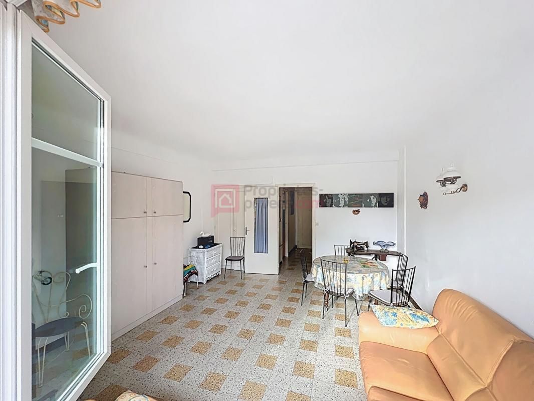 VALLAURIS Grand studio de 35 m² au rez-de-chaussée, en plein coeur de Vallauris 2