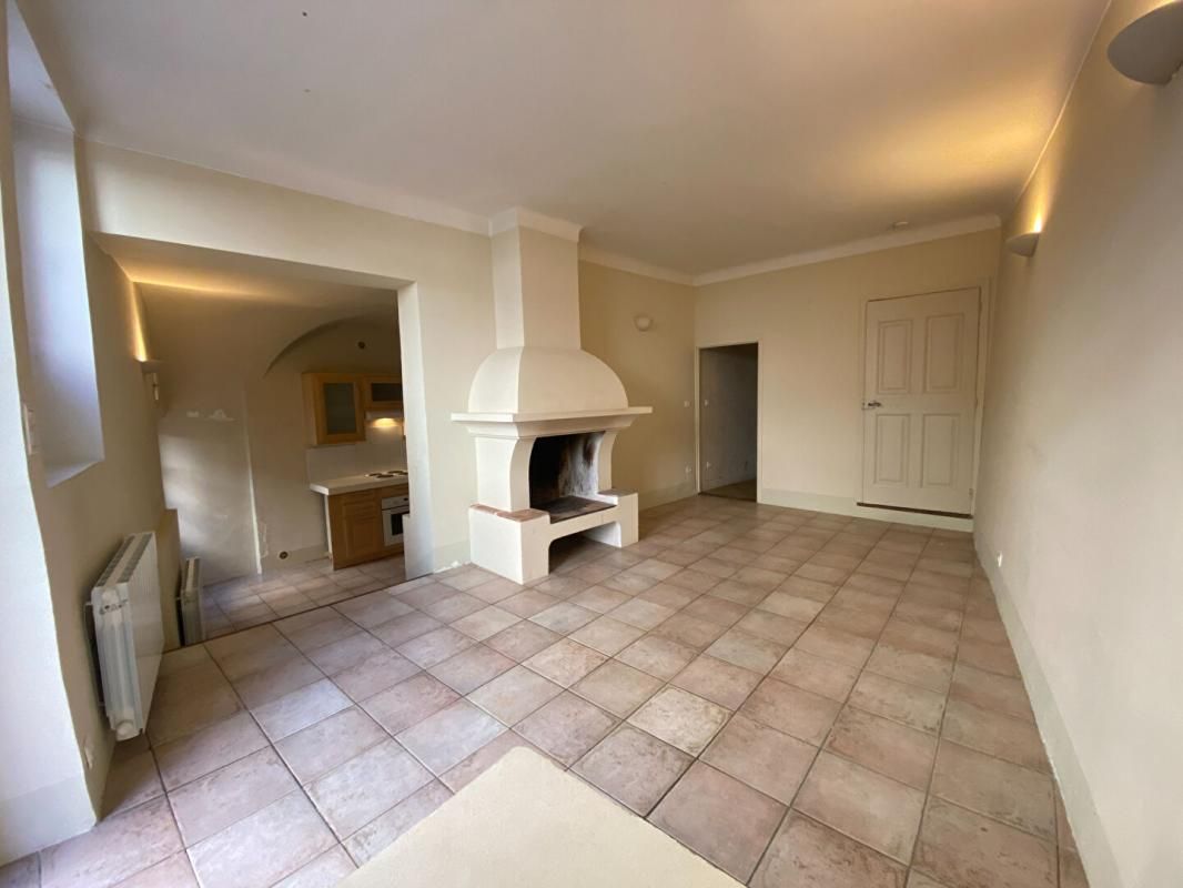 LOURMARIN À Louer : Charmante maison au Coeur de Lourmarin 90m² 2