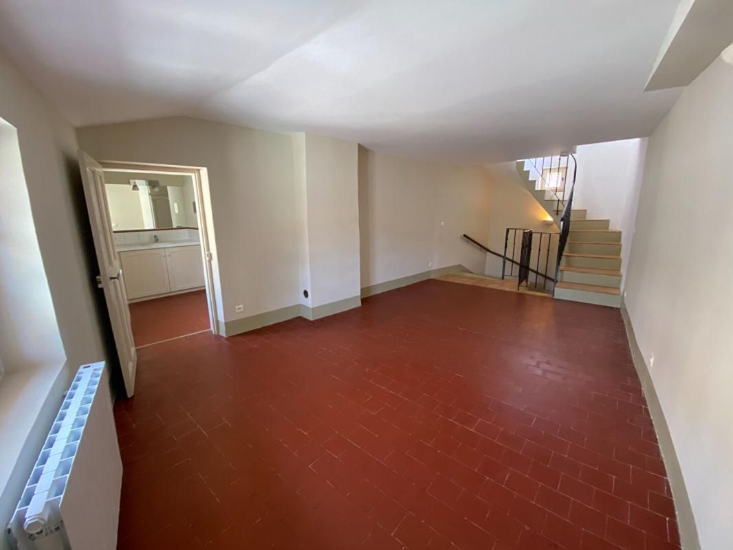 LOURMARIN À Louer : Charmante maison au Coeur de Lourmarin 90m² 3