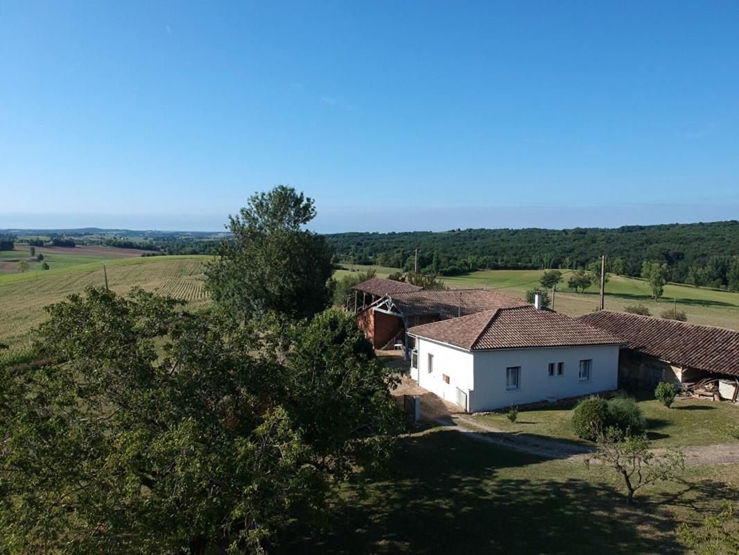 82300, Montalzat Fermette isolée avec maison habitable de suite , dépendances et terrains