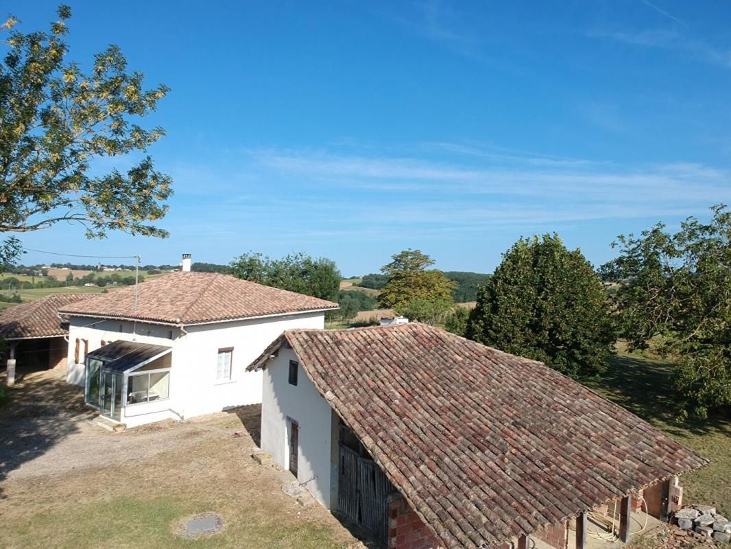 CAUSSADE 82300, Montalzat Fermette isolée avec maison habitable de suite , dépendances et terrains 2
