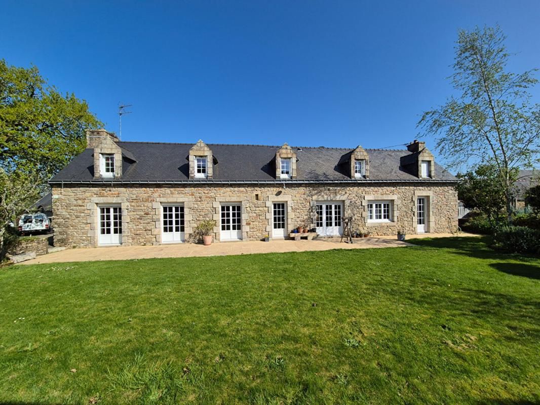 BELLE LONGERE BRETONNE AVEC BEAUCOUP DE CACHET DE 142 m2 dans un petit village calme du Morbihan (20 min de Lorient - 5 min de Caudan - 5 min de Pont Scorff - 5 min de Cléguer - 25 min de Quimperlé)