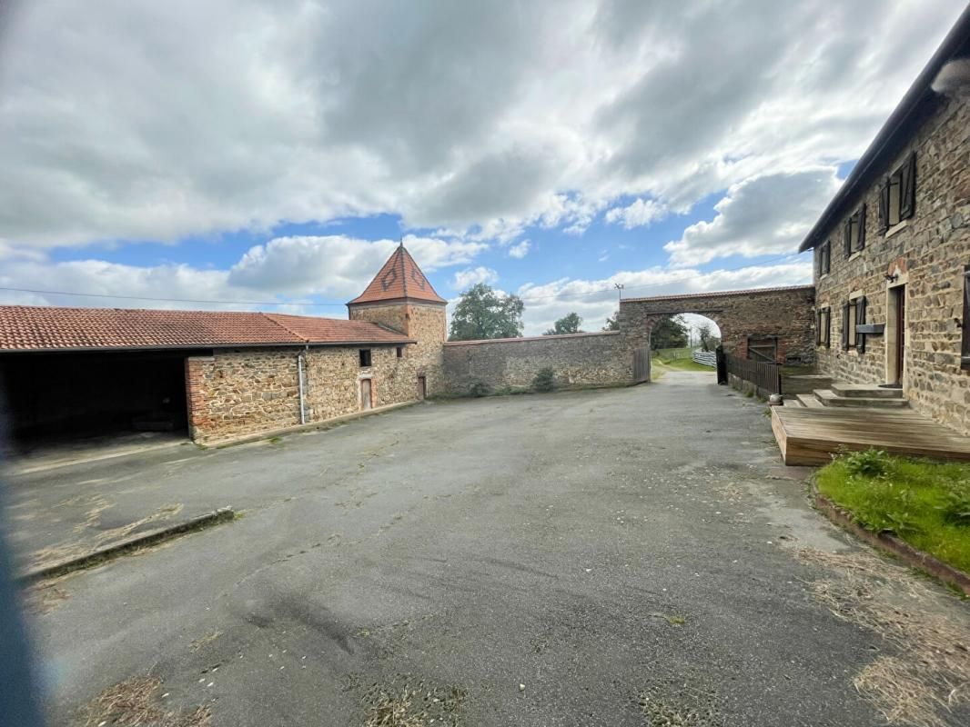 NEULISE Bâtisse en pierre avec sa maison et ses dépendances sur 2.68 ha 4