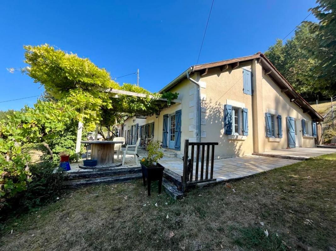 CHATEAU-L'EVEQUE Propriété Château L'Evêque 216 m2 sur parcelles de 12866 m2 2