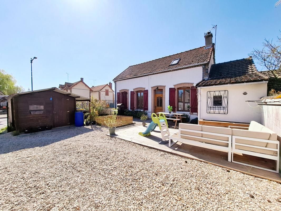 Coup de coeur assuré pour cette maison des années 30, au charme intemporel et parfaitement entretenue!