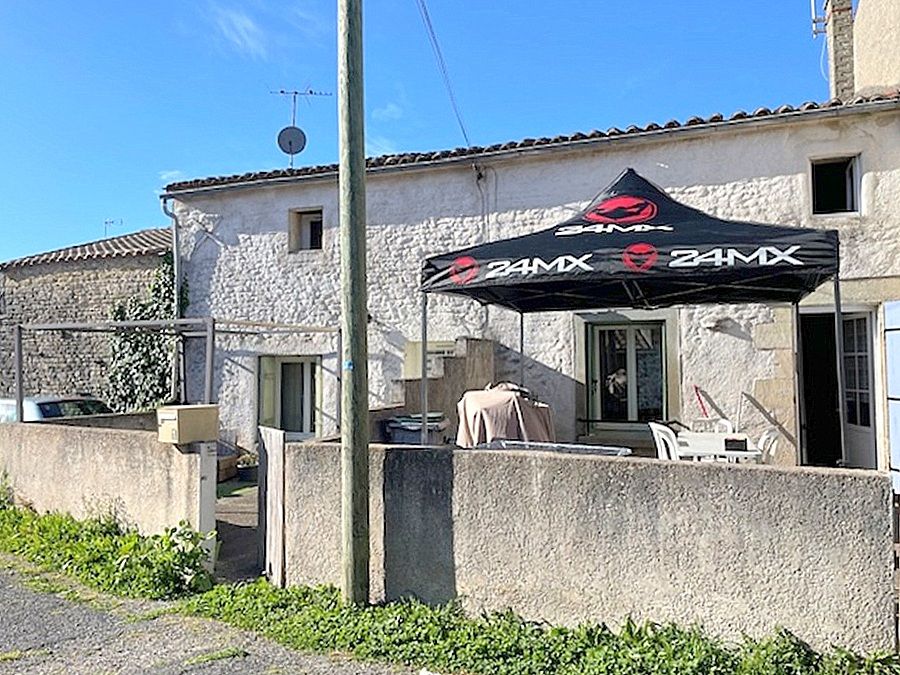 SURGERES Ensemble immobilier 2 logements loués avec garage et espace extérieur 2