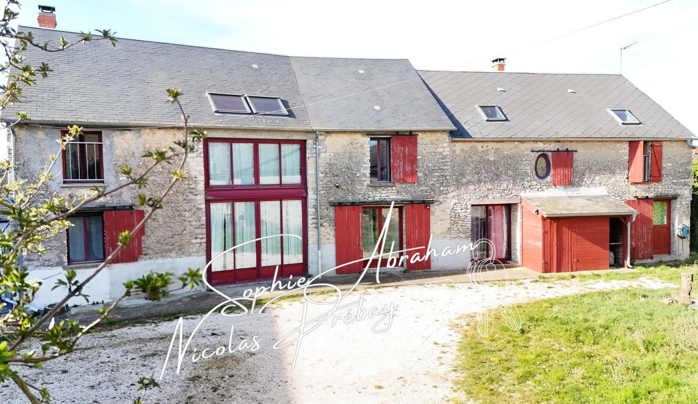 Maison en pierres avec dépendances et terrain