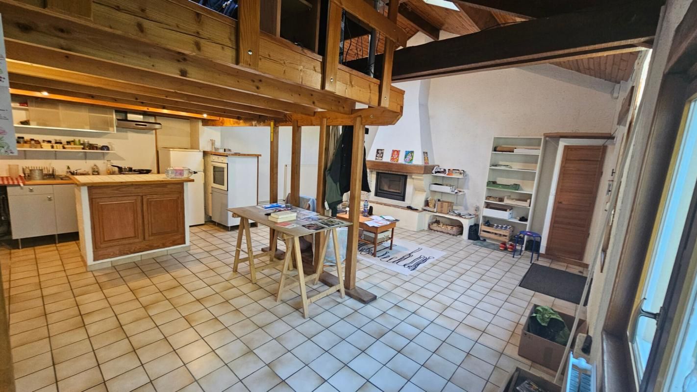 CONDE-SUR-VESGRE Condé sur Vesgre proche / Maison atypique 3 chambres 2