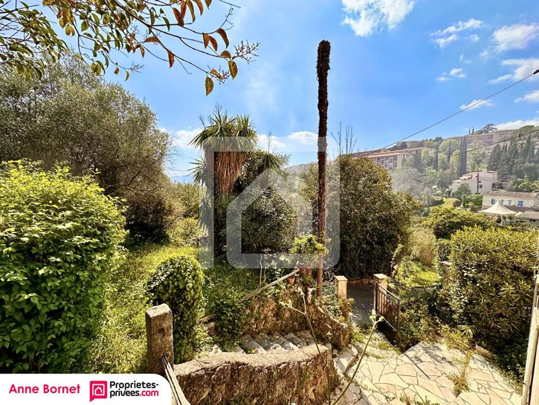 GRASSE Maison 5 pièces de 113 m2 avec terrain de 1400 m2 4