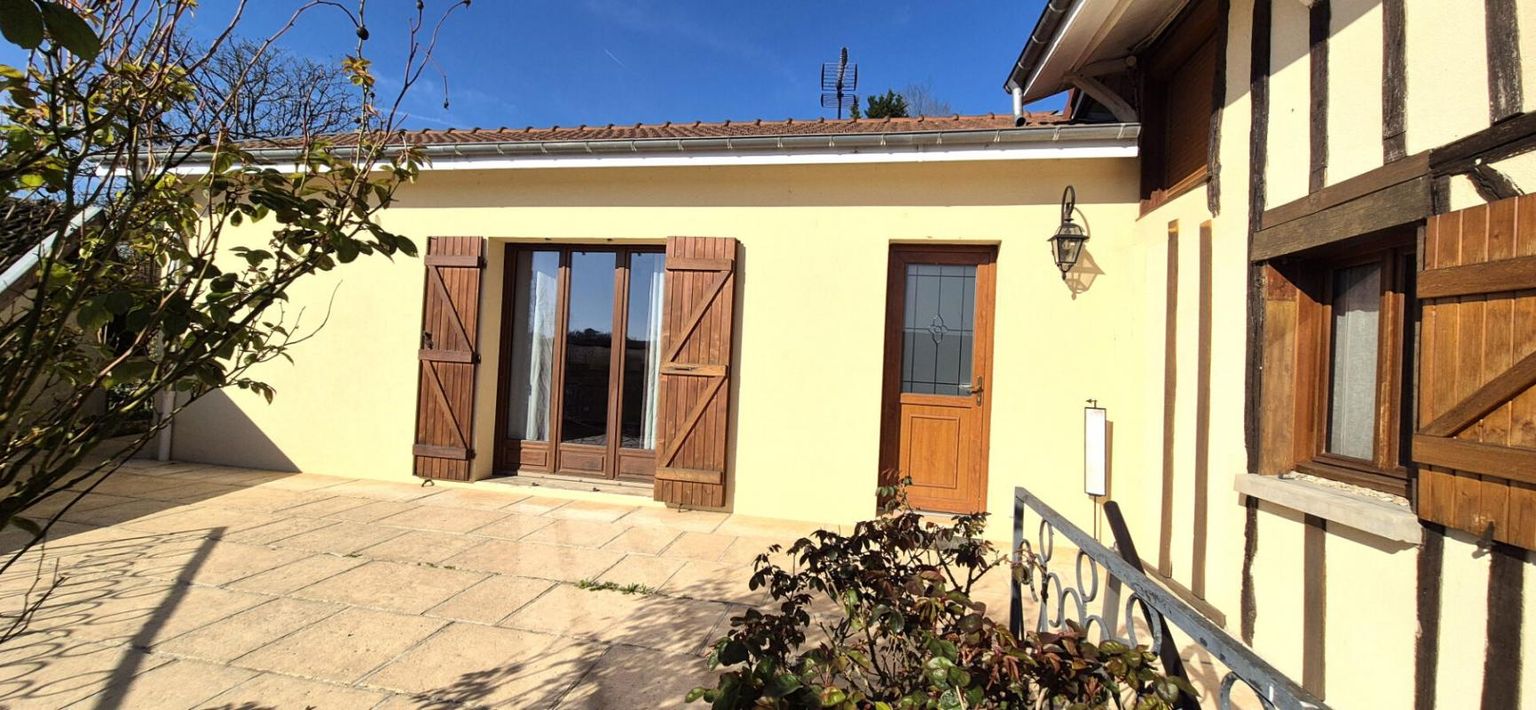 Belle Maison Champenoise ou à Colombage de 67 m² Rénovée avec Terrasses, Cour, Dépendances, Garage et Terrain Clos et Paysager de 1034 m²