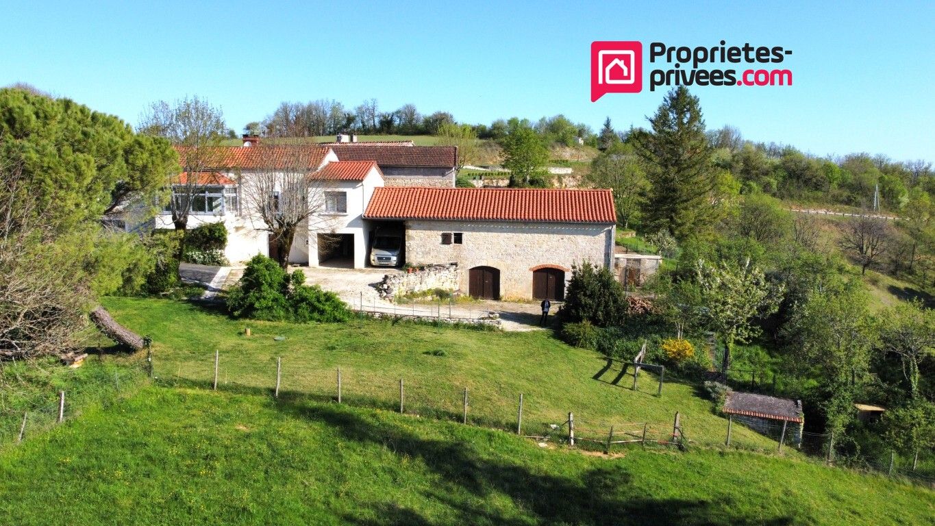 Maison rénovée et grange sur 1 ha de terrain avec source, puits et vue dominante