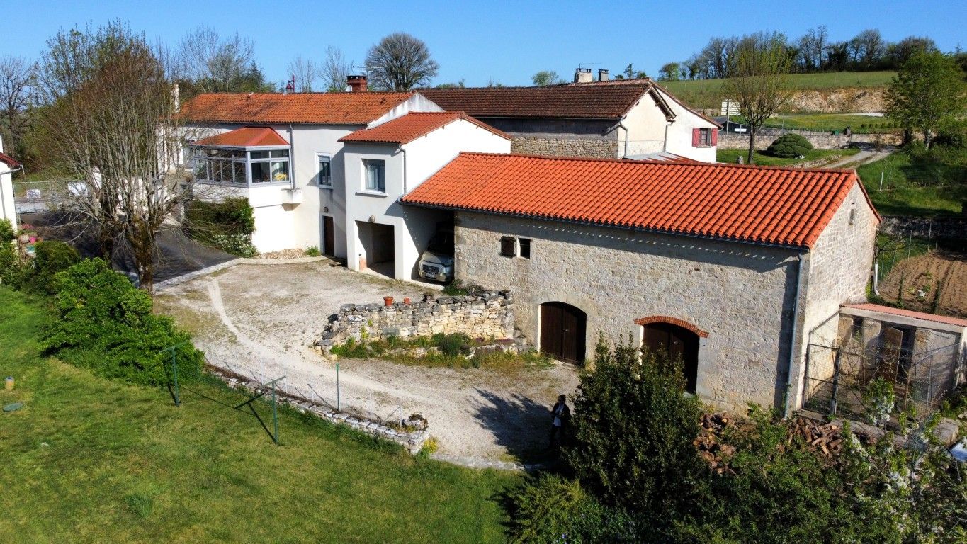 LAROQUE-DES-ARCS Maison rénovée et grange sur 1 ha de terrain avec source, puits et vue dominante 3