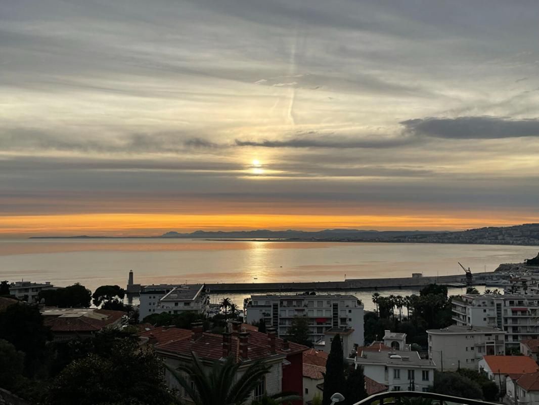 Vente Studio avec vue exceptionnelle sur la Méditerranée et le port de Nice