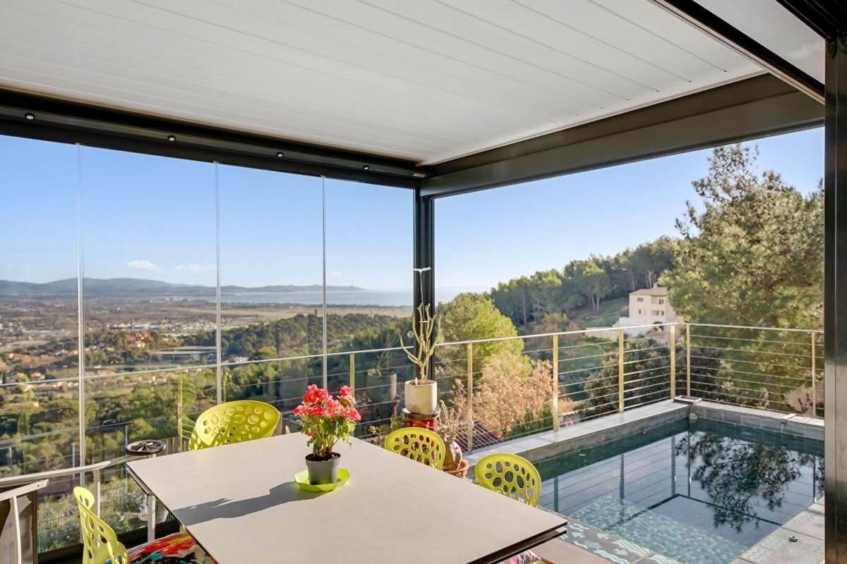 MAISON D'ARCHITECTE VUE MER À VENDRE- HYERES