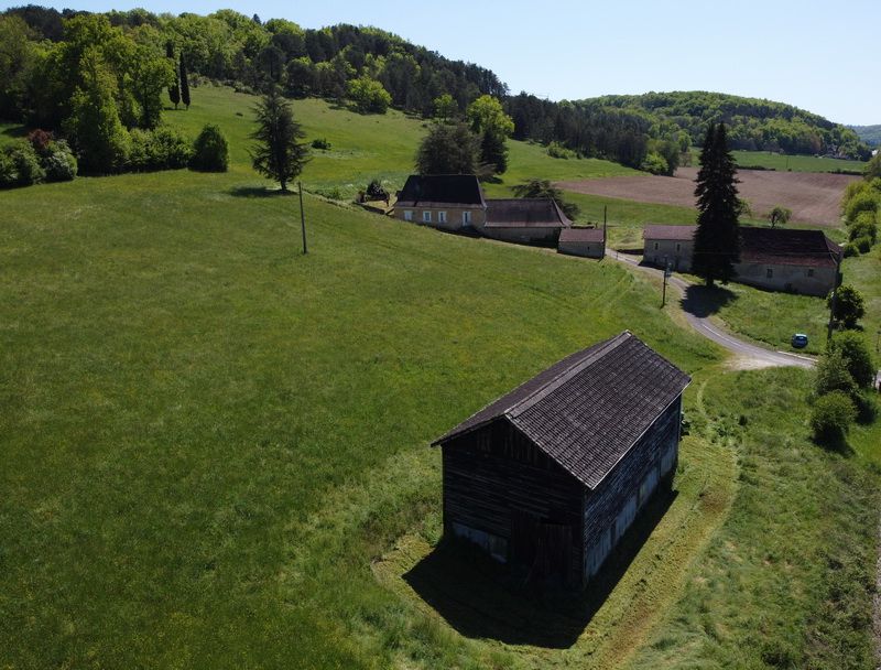 LE BUGUE Deux Maisons et Dépendances + 13HA de terrain 3
