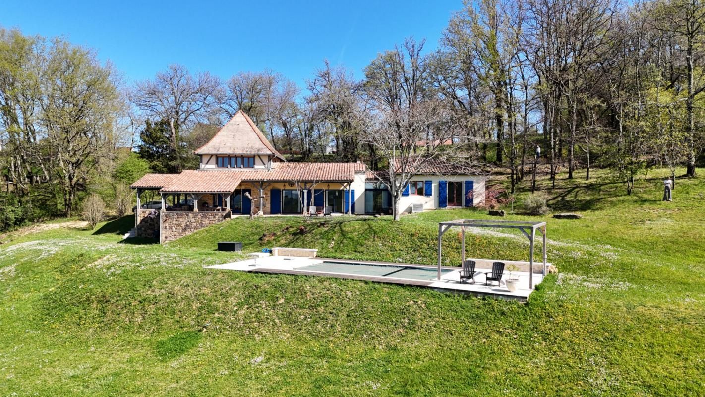 Maison avec 4 chambres sur un terrain de 6500 m2 avec piscine et superbe vue